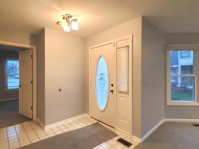 Building Photo - 325 Satinwood Ct S