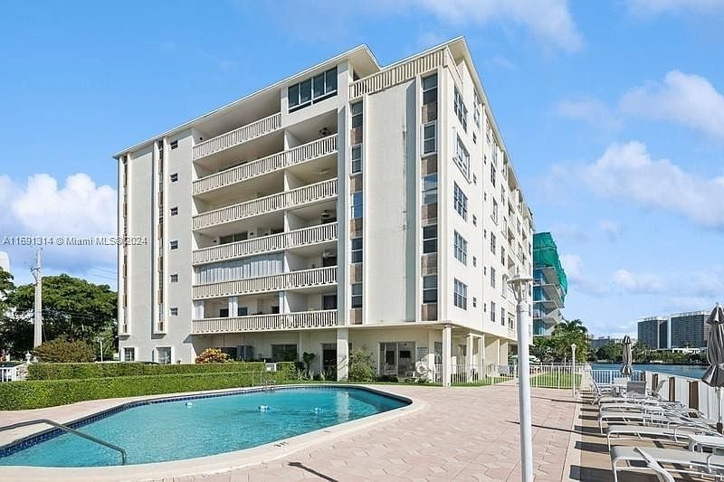 Building Photo - 9111 E Bay Harbor Dr