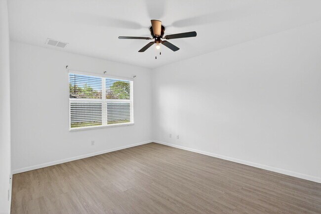 Building Photo - 393 SW Tarra Ave