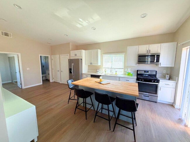 Building Photo - 4 BD/2BA Separated Yard and Off Street Parking!