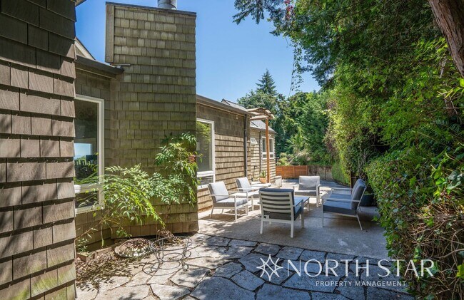 Building Photo - Stunning Views Close in NW Portland