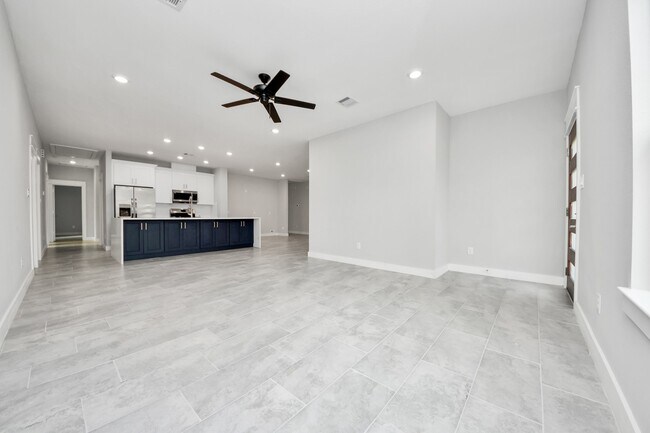 Building Photo - 1307 Laskey St