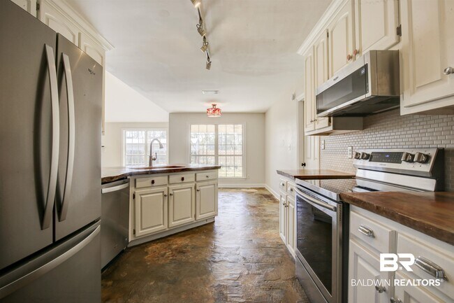 Building Photo - 200 Hawthorne Cir