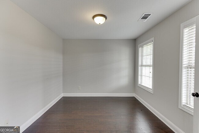 Building Photo - 323 Deer Run Dr