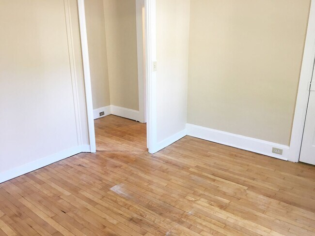 Building Photo - 4-bedroom 1 Bath Single-Family Home Near D...