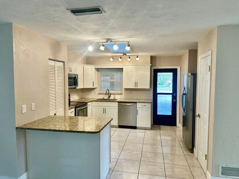 Building Photo - 108 Pinion Cir