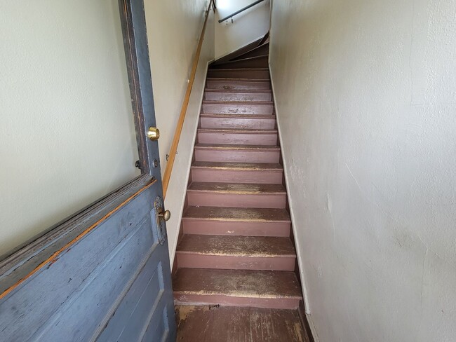 Building Photo - AVAILABLE JULY - 3 BED 1 BATH