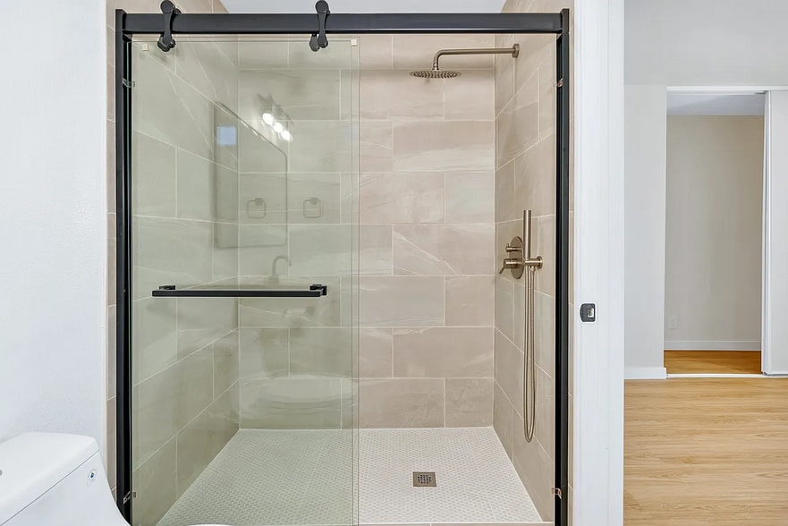 Master Bath - 299 Tangelo St