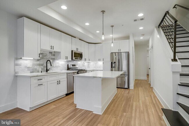 Building Photo - 1225 Raum St NE