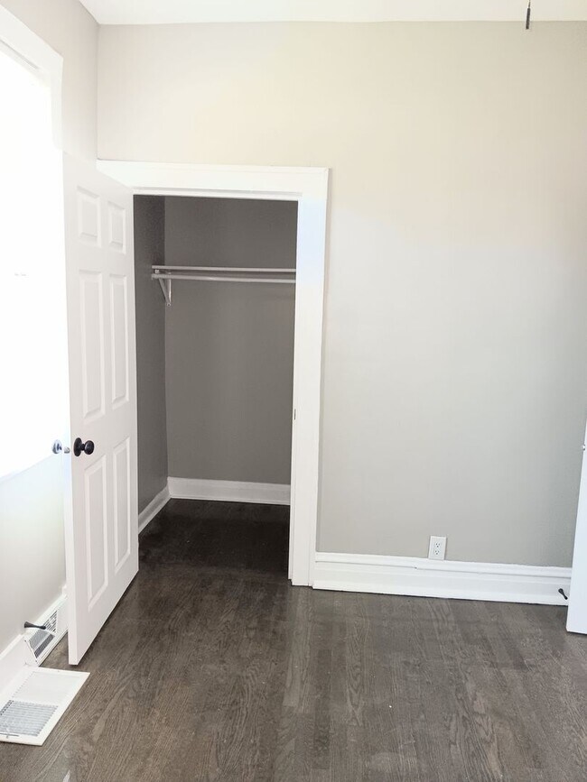 Building Photo - Spacious Showstopper