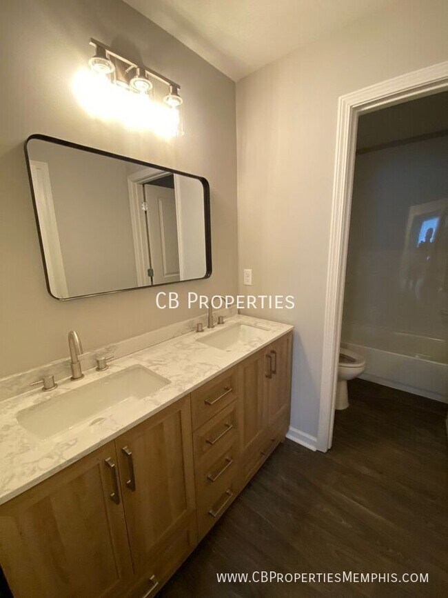 Building Photo - 729 N Dunlap St