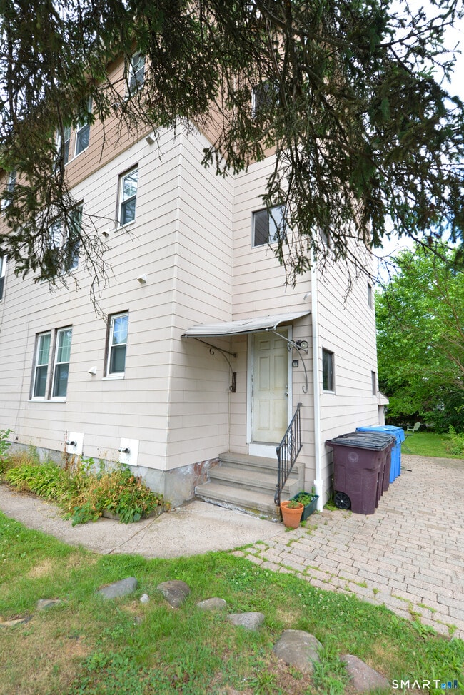 Building Photo - 390 Clinton St