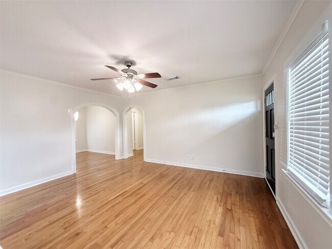 Building Photo - 813 Gale St