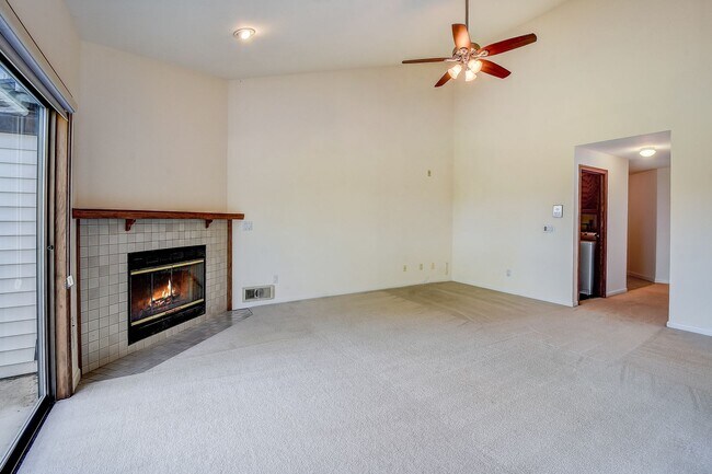Building Photo - 2bd/2ba Bellevue Condo