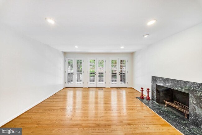 Building Photo - 2933 Arizona Ave NW
