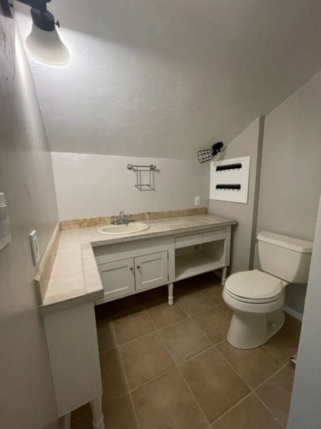 Building Photo - Beautiful Spacious Home