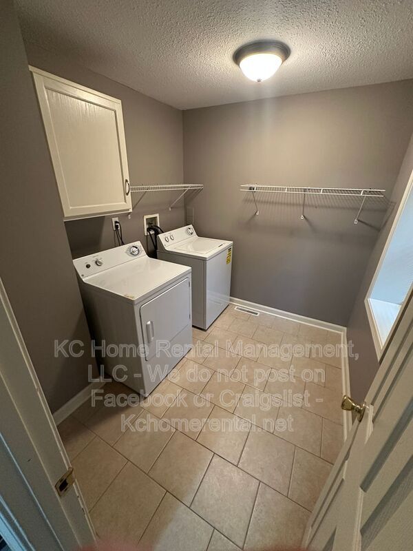 Building Photo - 1110 W 41st Terrace