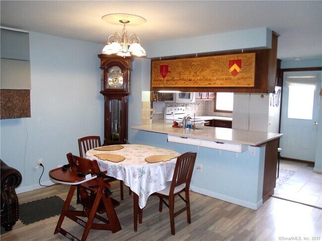 Building Photo - 44 Oak Forest Dr