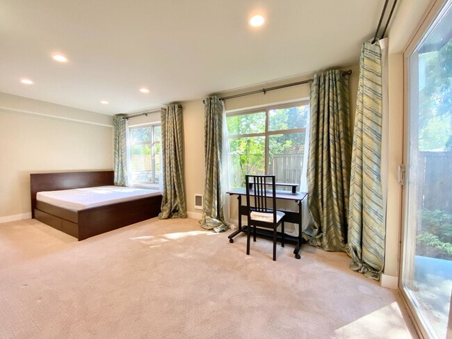 Building Photo - Built in 2017 – Stunning Modern Home for R...