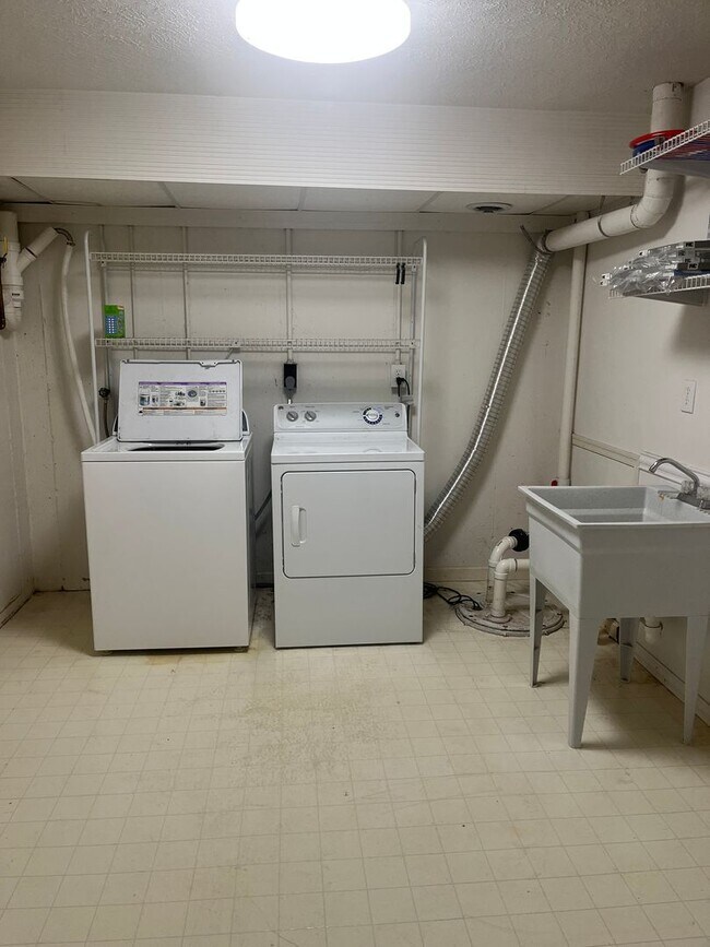 Building Photo - Gorgeous townhouse located near cornerston...