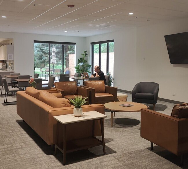 Building Photo - Horizon West Condo for Rent with South-side Views of the Flatiron Mtns