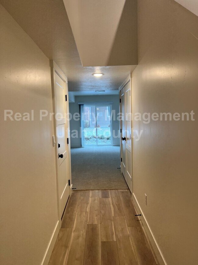 Building Photo - Newer American Fork Townhouse