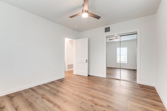 Building Photo - McILVAINE DUPLEX