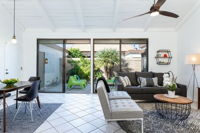 Building Photo - 2477 E Miramonte Cir