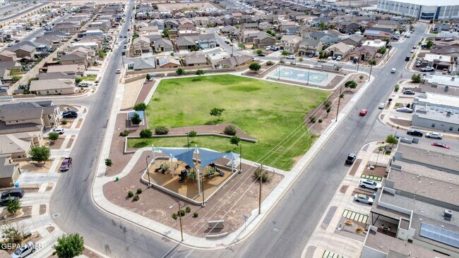 Building Photo - 308 S Manzanita Dr