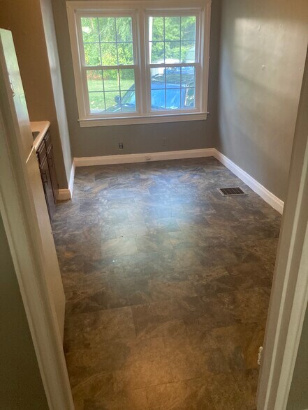 Building Photo - 4705 Bellevue Ave