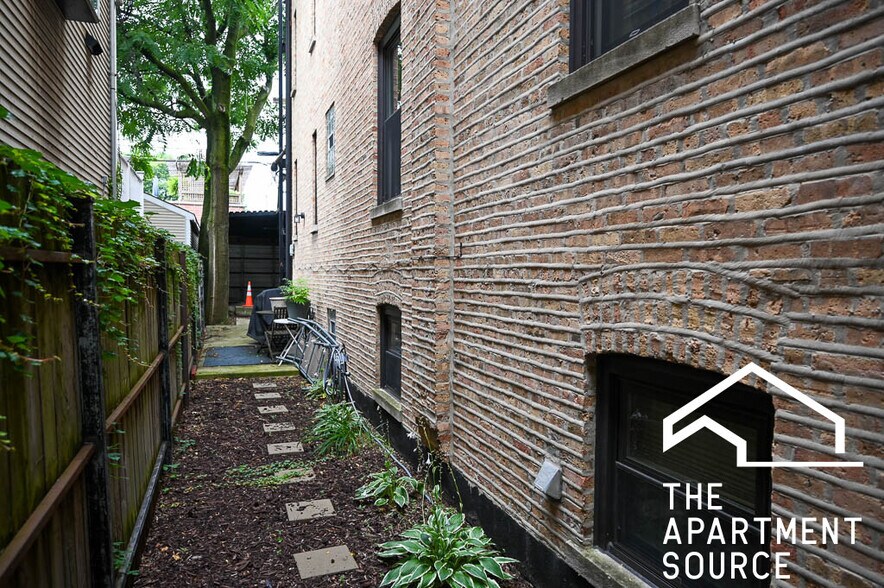 Building Photo - 2310 N Leavitt St