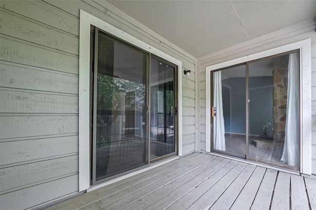 Building Photo - 17331 Red Oak Dr