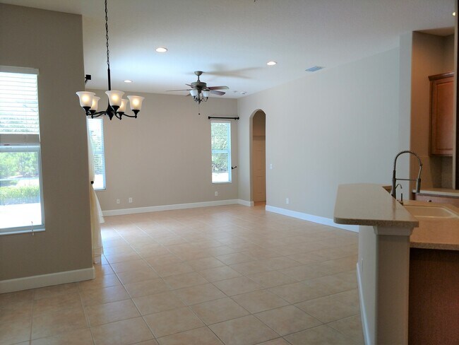 Building Photo - Annual Rental: Luxurious 4 Bedroom 3 bath POOL home in Woodlands of Rivendell! Just Blocks form P...