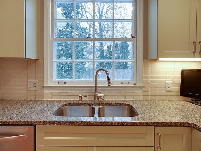 Building Photo - "Charming 3-Bed Home with Granite Elegance...