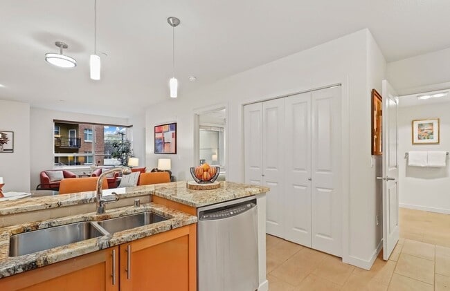 Building Photo - Enjoy comfort and luxury Seattle 1 bed/1 b...