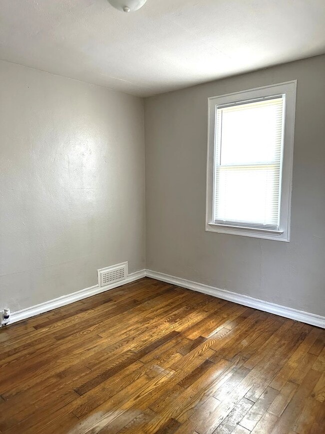 Building Photo - ONE LEVEL DUPLEX UNIT IN KINGSPORT NOW AVA...