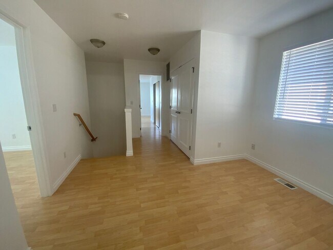 Building Photo - Newly Remodeled Puyallup Gem - Modern Comf...