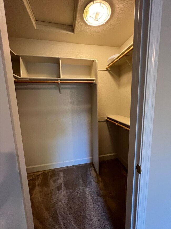 Building Photo - Edgewood