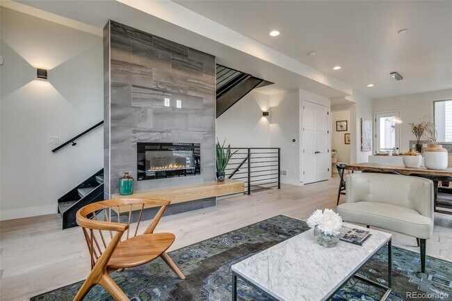Building Photo - Beautiful Townhome in Southeast Denver
