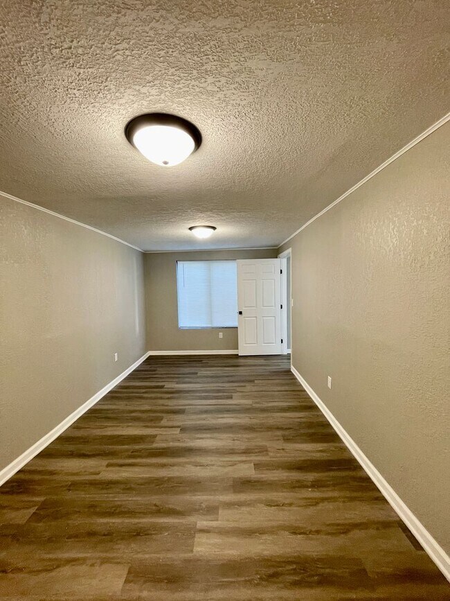 Building Photo - Large 3 Bedroom Remodeled Home