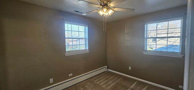 Building Photo - 1055 Kenmore Ave