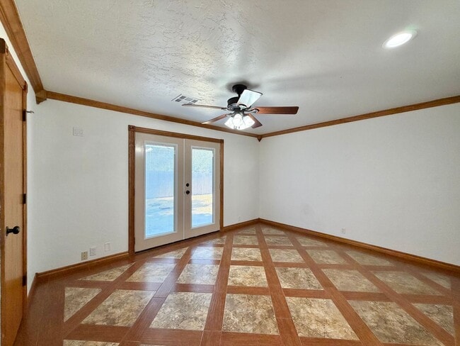 Building Photo - 6933 NW Eisenhower Dr
