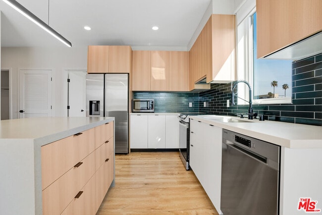 Building Photo - 5813 Lexington Ave