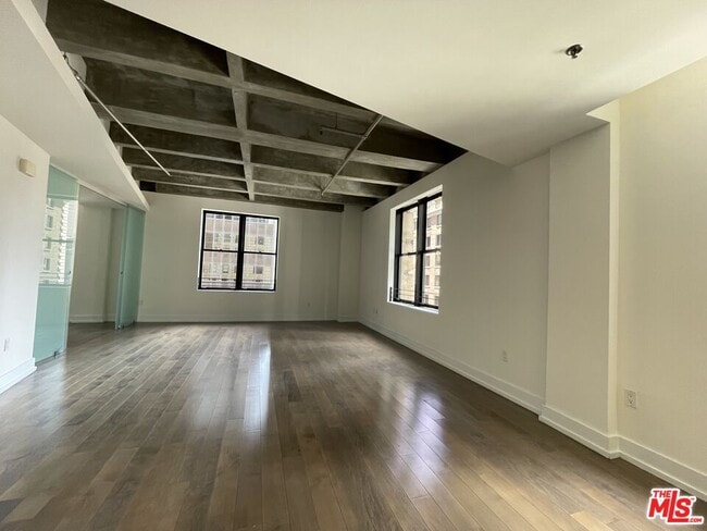 Building Photo - 727 W 7th St