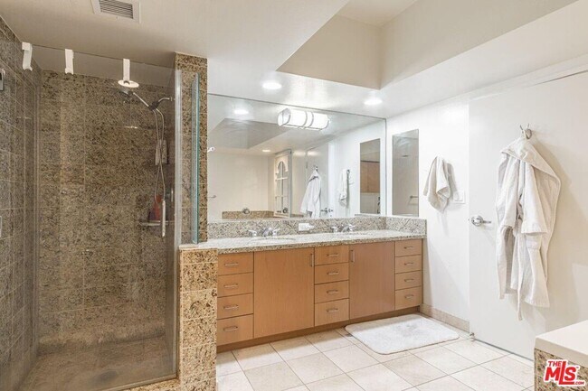 Building Photo - 13700 Marina Pointe Dr