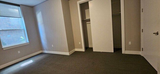 Building Photo - Congress Park High Rise Living! Huge Main Floor 2 Bed 2 Bath