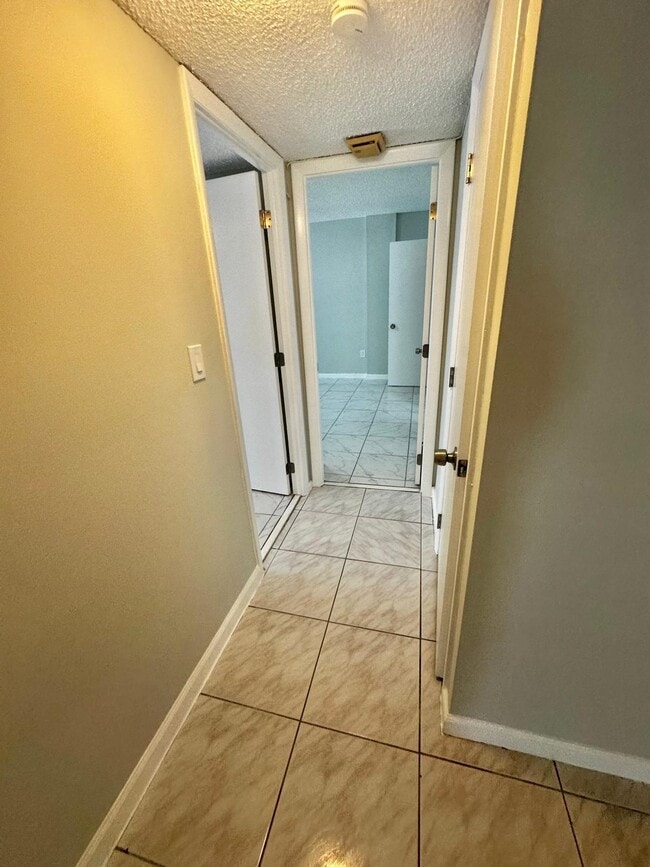 Building Photo - 4158 Inverrary Dr