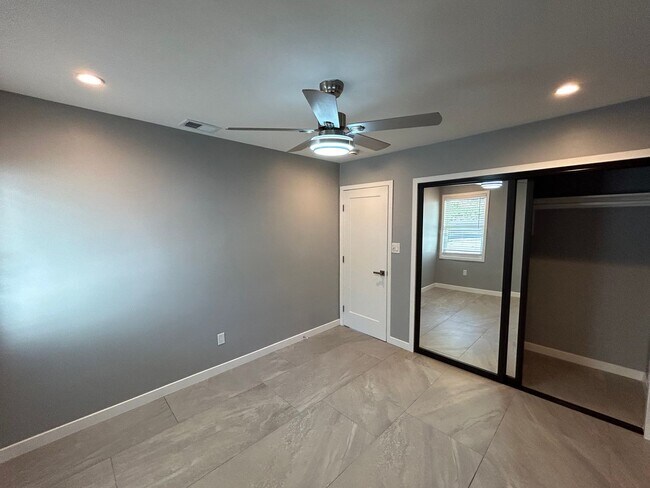 Building Photo - Newly Renovated 4 bed house!