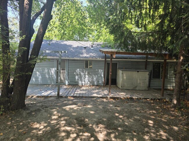 Building Photo - 225 SE Grandview Ave