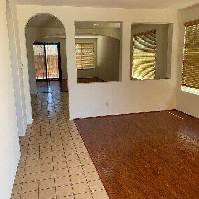 Building Photo - 4 BEDROOM VICTORVILLE HOME